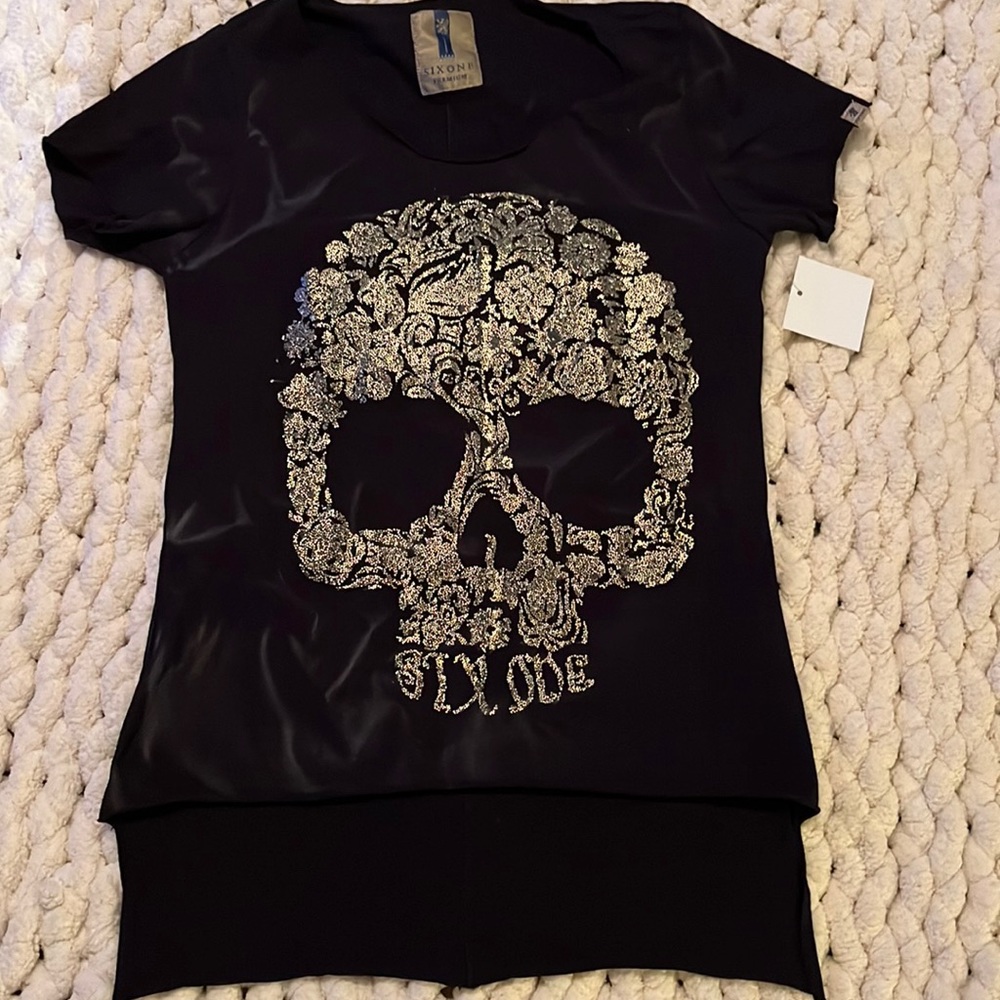 NWT Black Beaded SS tee by Six One size small Stretch skull design